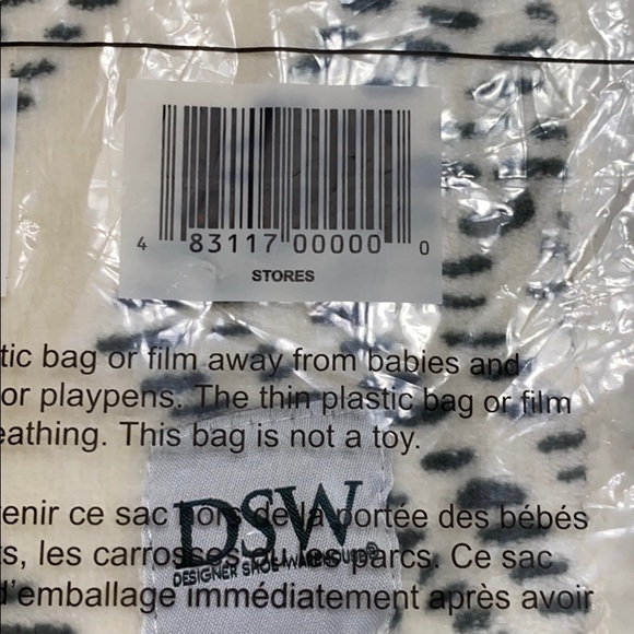 DSW Sherpa Throw Blanket Geo Print White/Gray. - Picture 5 of 5